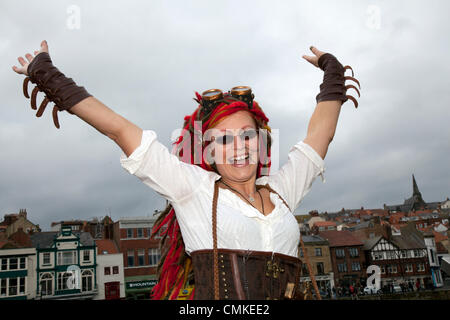 Whitby, Yorkshire, Großbritannien, 2. Oktober 2013. Eine glückliche Frau bewaffnet die lustige Sally Trewhitt von Ipswich (MR) beim größten britischen Goth & Alternative Wochenende. Whitby. Stockfoto