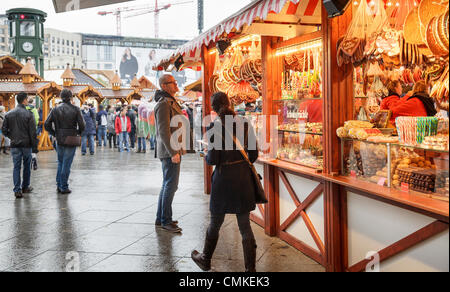 Berlin, Deutschland. 2. November 2013. Weihnachtsmarkt-Saison eröffnet 1. November 2013 in Berlin. Ersten Tag der Weihnachtsmarkt am Potsdamer Platz, Berlin, Deutschland-Credit: Julie g Woodhouse/Alamy Live News Stockfoto