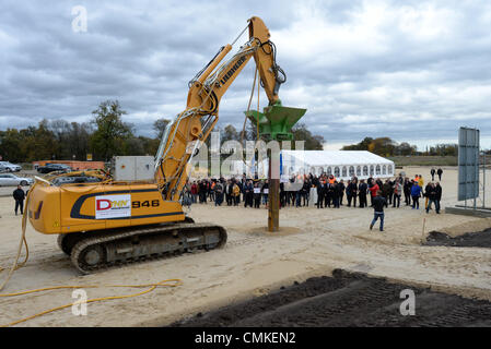 Ein Bau-Fahrzeug macht das symbolische zuerst für die neue Autobahn 14 durch die Region Prignitz in der Nähe von Karstaedt, Deutschland, 28. Oktober 2013 Graben. Die Autobahn wird die 156 Kilometer lange Lücke in der Strecke zwischen Magdeburg und Schwerin zu einem Preis von 1,3 Milliarden Euro abgeschlossen. Foto: Ralf Hirschberger Stockfoto