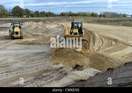 Bau Vehichles Graben an der neuen Autobahn 14 durch die Region Prignitz in der Nähe von Karstaedt, Deutschland, 28. Oktober 2013. Die Autobahn wird die 156 Kilometer lange Lücke in der Strecke zwischen Magdeburg und Schwerin zu einem Preis von 1,3 Milliarden Euro abgeschlossen. Foto: Ralf Hirschberger Stockfoto