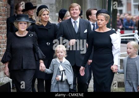 Delft, Niederlande, für das Denkmal des Prinzen Friso. 2. November 2013. Niederländische Prinzessin Beatrix (L-R), Königin Maxima, Gräfin Zaria, König Willem-Alexander, Prinzessin Mabel und Gräfin Luana kommen an der alten Kirche in Delft, Niederlande, für das Denkmal des Prinzen Friso, 2. November 2013. Prinz Friso erlitt schwere Hirnschäden im Februar 2012 nach Skiunfall im österreichischen Skigebiet von Lech. Er starb im Alter von 44 am 12. August 2013. Foto: Patrick van Katwijk / Niederlande und Frankreich OUT/Dpa/Alamy Live News Stockfoto