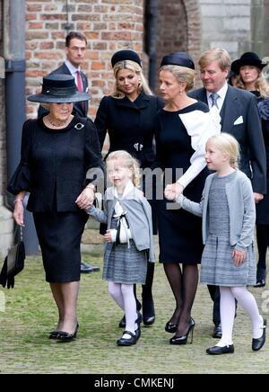 Delft, Niederlande, für das Denkmal des Prinzen Friso. 2. November 2013. Niederländische Prinzessin Beatrix (L-R), Königin Maxima, Gräfin Zaria, König Willem-Alexander und Prinzessin Mabel Gräfin Luana kommen an der alten Kirche in Delft, Niederlande, für das Denkmal des Prinzen Friso, 2. November 2013. Prinz Friso erlitt schwere Hirnschäden im Februar 2012 nach Skiunfall im österreichischen Skigebiet von Lech. Er starb im Alter von 44 am 12. August 2013. Foto: Patrick van Katwijk / Niederlande und Frankreich OUT/Dpa/Alamy Live News Stockfoto