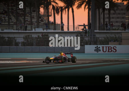 Abu Dhabi, Vereinigte Arabische Emirate. 2. November 2013. MARK WEBBER aus Australien und Infiniti Red Bull Racing fährt während des Qualifyings Formel 1 Abu Dhabi Grand Prix 2013 auf dem Yas Marina Circuit. Bildnachweis: James Gasperotti/ZUMA Wire/ZUMAPRESS.com/Alamy Live-Nachrichten Stockfoto