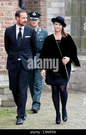 Delft, Niederlande, für das Denkmal des Prinzen Friso. 2. November 2013. Norwegische Kronprinz Haakon und seine Schwester Prinzessin Martha Louise kommen in der alten Kirche in Delft, Niederlande, für das Denkmal des Prinzen Friso, 2. November 2013. Prinz Friso erlitt schwere Hirnschäden im Februar 2012 nach Skiunfall im österreichischen Skigebiet von Lech. Er starb im Alter von 44 am 12. August 2013. Foto: Patrick van Katwijk / Niederlande und Frankreich OUT/Dpa/Alamy Live News Stockfoto