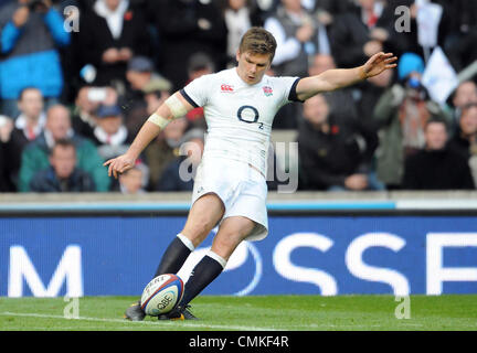 OWEN FARRELL KICK Konvertierung ENGLAND V Australien TWICKENHAM LONDON ENGLAND 2. November 2013 Stockfoto