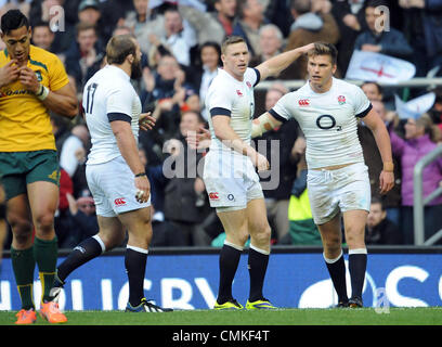 OWEN FARRELL feiert versuchen ENGLAND V Australien TWICKENHAM LONDON ENGLAND 2. November 2013 Stockfoto