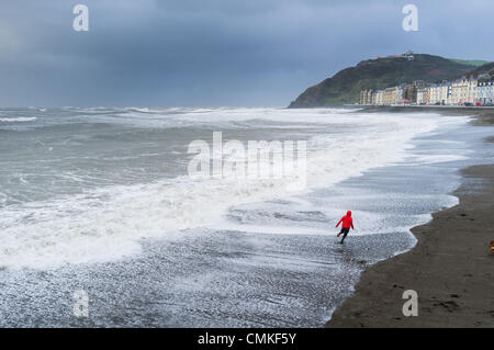 Aberystwyth Wales UK sind Samstag, 2. November 2013 Warnungen ausgegeben, wie orkanartigen Winden die Küste in Aberystwyth Wales UK Teig. Natürlichen Ressourcen Wales (NRW) sagte, dass 10 Hochwasserwarnungen gegenwärtig in den Küstengebieten von Wales, mit Bedenken über hohen Gezeiten bestehen. An exponierten Küsten wurden Böen schlagen 70 Knoten (80mph) gemeldet.  Bildnachweis: Keith Morris/Alamy Live News/Alamy Live News Stockfoto