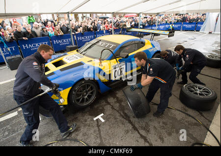 London, UK. 2. November 2013. Aston Martin Racing Crew zeigen ein Reifenwechsel gegen die Uhr an der Regent Street Motor Show vor der jährlichen London to Brighton Veteran Car Run am 3. November 2013 vom Royal Automobile Club organisiert. Der Royal Automobile Club 60-Meilen-Fahrt von der Hauptstadt an der Südküste ist die am längsten laufende Autofahren Ereignis in der Welt und zieht Teilnehmer aus der ganzen Welt. Bildnachweis: Aktion Plus Sport/Alamy Live-Nachrichten Stockfoto