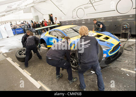 London, UK. 2. November 2013. Aston Martin Racing Crew zeigen ein Reifenwechsel gegen die Uhr an der Regent Street Motor Show vor der jährlichen London to Brighton Veteran Car Run am 3. November 2013 vom Royal Automobile Club organisiert. Der Royal Automobile Club 60-Meilen-Fahrt von der Hauptstadt an der Südküste ist die am längsten laufende Autofahren Ereignis in der Welt und zieht Teilnehmer aus der ganzen Welt. Bildnachweis: Aktion Plus Sport/Alamy Live-Nachrichten Stockfoto