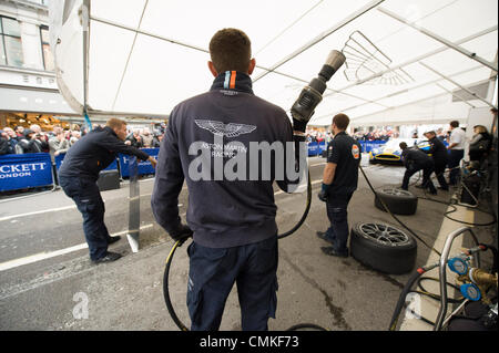 London, UK. 2. November 2013. Aston Martin Racing Crew zeigen ein Reifenwechsel gegen die Uhr an der Regent Street Motor Show vor der jährlichen London to Brighton Veteran Car Run am 3. November 2013 vom Royal Automobile Club organisiert. Der Royal Automobile Club 60-Meilen-Fahrt von der Hauptstadt an der Südküste ist die am längsten laufende Autofahren Ereignis in der Welt und zieht Teilnehmer aus der ganzen Welt. Bildnachweis: Aktion Plus Sport/Alamy Live-Nachrichten Stockfoto