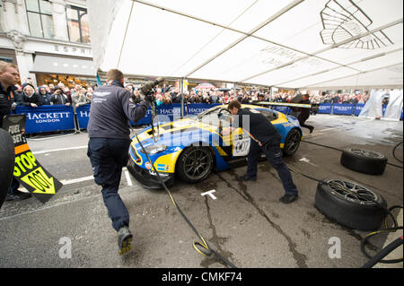 London, UK. 2. November 2013. Aston Martin Racing Crew zeigen ein Reifenwechsel gegen die Uhr an der Regent Street Motor Show vor der jährlichen London to Brighton Veteran Car Run am 3. November 2013 vom Royal Automobile Club organisiert. Der Royal Automobile Club 60-Meilen-Fahrt von der Hauptstadt an der Südküste ist die am längsten laufende Autofahren Ereignis in der Welt und zieht Teilnehmer aus der ganzen Welt. Bildnachweis: Aktion Plus Sport/Alamy Live-Nachrichten Stockfoto