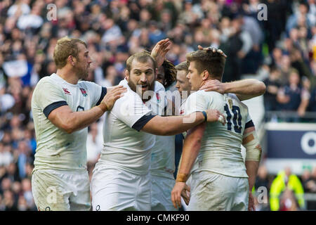 London, UK. 2. November 2013. England Outhalf Owen FARRELL feiert mit Teamkollegen nach seinem Tor den Sieg versuchen während der internationalen Rugby Union Spiel zwischen England und Australien von Twickenham Credit: Action Plus Sport/Alamy Live News Stockfoto