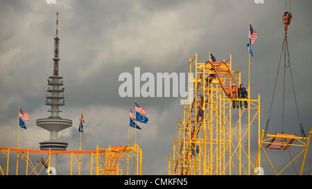 Hamburg, Deutschland. 30. Oktober 2013. Zwei Männer arbeiten auf dem Rahmen einer Achterbahn für die kommende Hamburger Dom auf dem Heiligengeistfeld in Hamburg, Deutschland, 30. Oktober 2013. Die 684th Hamburger Dom statt findet von 08 November bis 08 Dezember dieses Jahres. Foto: Pauline Willrodt/Dpa/Alamy Live News Stockfoto