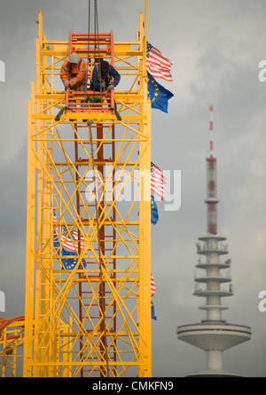 Hamburg, Deutschland. 30. Oktober 2013. Männer arbeiten auf dem Rahmen einer Achterbahn für die kommende Hamburger Dom auf dem Heiligengeistfeld in Hamburg, Deutschland, 30. Oktober 2013. Die 684th Hamburger Dom statt findet von 08 November bis 08 Dezember dieses Jahres. Foto: Pauline Willrodt/Dpa/Alamy Live News Stockfoto