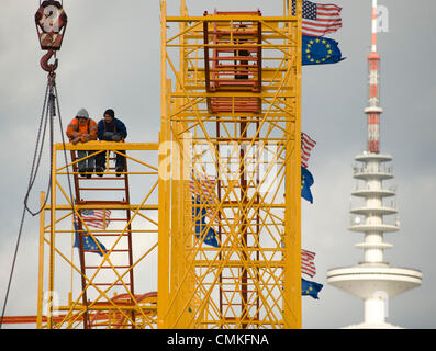 Hamburg, Deutschland. 30. Oktober 2013. Zwei Männer arbeiten auf dem Rahmen einer Achterbahn für die kommende Hamburger Dom auf dem Heiligengeistfeld in Hamburg, Deutschland, 30. Oktober 2013. Die 684th Hamburger Dom statt findet von 08 November bis 08 Dezember dieses Jahres. Foto: Pauline Willrodt/Dpa/Alamy Live News Stockfoto