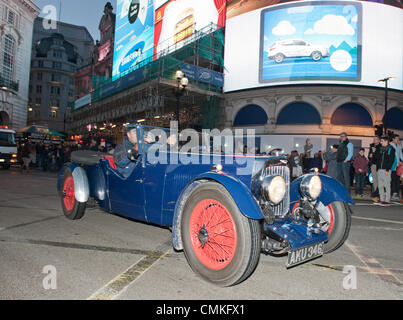 London, UK. 2. November 2013.  Regent Street Motor show Aston Martin Centenary. Bildnachweis: Prixpics/Alamy Live-Nachrichten Stockfoto