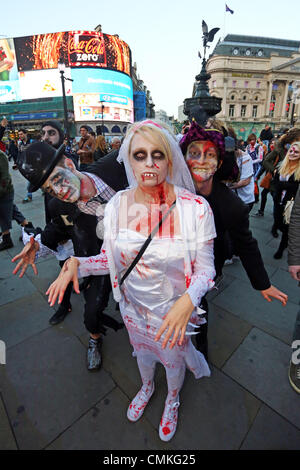 London, UK. 2. November 2013. Teilnehmer verkleidet als Zombies am Piccadilly Circus für die London Zombie Walk 2013, London, England feiert Halloween und allen Dingen Zombie Credit: Paul Brown/Alamy Live News Stockfoto