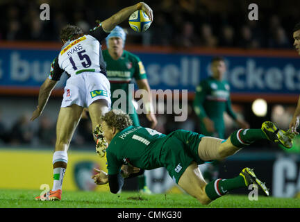 Leicester, UK. 2. November 2013.  Nick EVANS (Harlekine) von Scott HAMILTON in Angriff genommen wird. Aktion von der Aviva Premiership-match zwischen Leicester Tigers und Harlekine an der Welford Road, Leicester auf Samstag, 2. November 2013 gespielt. Bildnachweis: Graham Wilson / Pipeline-Bilder / Alamy Live News Stockfoto