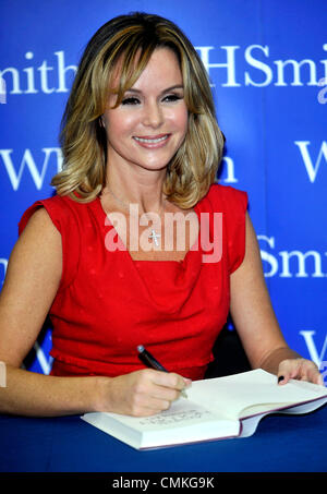 Milton Keynes, UK. 2. November 2013. Amanda Holden Signierstunde am WH Smiths Milton Keynes Kredit-2. November 2012: Brian Jordan/Alamy Live News Stockfoto