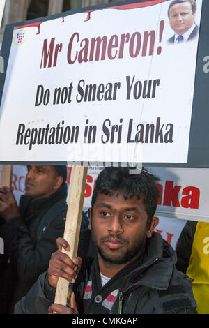 London, UK. 2. November 2013. Hunderte von Tamilen marschieren durch Londoner Downing Street, fordern die Ausweisung von Sri Lanka, die sie der laufende Völkermord vorwerfen, aus dem Commonwealth. Bildnachweis: Paul Davey/Alamy Live-Nachrichten Stockfoto