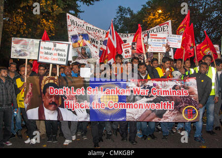 London, UK. 2. November 2013. Hunderte von Tamilen marschieren durch Londoner Downing Street, fordern die Ausweisung von Sri Lanka, die sie der laufende Völkermord vorwerfen, aus dem Commonwealth. Bildnachweis: Paul Davey/Alamy Live-Nachrichten Stockfoto