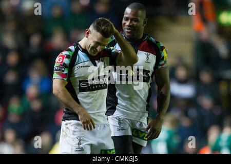 Leicester, UK. 2. November 2013. Ugo MONYE (Harlekine) neckt Danny Pflege über seine Haare, während einer Pause im Spiel. Aktion von der Aviva Premiership-match zwischen Leicester Tigers und Harlekine an der Welford Road, Leicester auf Samstag, 2. November 2013 gespielt. Bildnachweis: Graham Wilson / Pipeline-Bilder / Alamy Live News Stockfoto