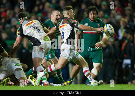 Leicester, UK. 2. November 2013. Danny Pflege (Harlekine) löscht den Ball unter Druck. Aktion von der Aviva Premiership-match zwischen Leicester Tigers und Harlekine an der Welford Road, Leicester auf Samstag, 2. November 2013 gespielt. Bildnachweis: Graham Wilson / Pipeline-Bilder / Alamy Live News Stockfoto