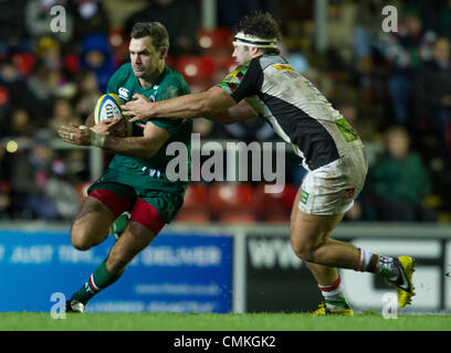 Leicester, UK. 2. November 2013. Niall MORRIS läuft mit dem Ball. Aktion von der Aviva Premiership-match zwischen Leicester Tigers und Harlekine an der Welford Road, Leicester auf Samstag, 2. November 2013 gespielt. Bildnachweis: Graham Wilson / Pipeline-Bilder / Alamy Live News Stockfoto