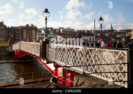 Whitby, Yorkshire, Großbritannien, 2. Oktober, 2013. Verpackt Swing Bridge auf der größten Goth & der britischen Alternative Wochenende. Whitby. Goten, Romantiker und makabren Fans über die Mauren für die Whitby Goth Wochenende, der ihre geistige Heimat geworden waren. Wie Goten, es gibt Punks, Steampunks, Emos, Biker, Metaller und allerlei seltsame und wunderbare Zeichen, die Halloween Special von Jo Hampshire wurde im Jahr 1994 gegründet, dieses zweimal jährlich stattfindenden Veranstaltung nun im Frühjahr und Spätherbst. Stockfoto