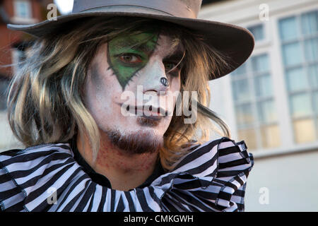 Whitby, Yorkshire, Großbritannien, 2. Oktober, 2013. Herr Chris Reece ein Clown mit bösen Augen, auf der grössten Goth & der britischen Alternative Wochenende. Whitby. Goten, Romantiker und makabren Fans über die Mauren für die Whitby Goth Wochenende, der ihre geistige Heimat geworden waren. Wie Goten, es gibt Punks, Steampunks, Emos, Biker, Metaller und allerlei seltsame und wunderbare Zeichen, die Halloween Special von Jo Hampshire wurde im Jahr 1994 gegründet, dieses zweimal jährlich stattfindenden Veranstaltung nun im Frühjahr und Spätherbst. Stockfoto