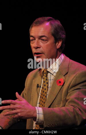 Die UKIP Parteiführer, Nigel Farage MEP auf der Bühne im Buxton Opera House während seiner UK-Theater-Tour, Derbyshire, UK Stockfoto