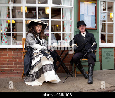 Whitby, Yorkshire, Großbritannien, 2. Oktober, 2013. Victorians Christine & Tony Hayes von Brigg auf der größten Goth & der britischen Alternative Wochenende. Whitby. Goten, Romantiker und makabren Fans bei der Whitby Goth Wochenende. Wie Goten, es gibt Punks, Steampunks, Emos, Biker, Metaller und allerlei seltsame und wunderbare Zeichen, die Halloween Special von Jo Hampshire wurde im Jahr 1994 gegründet, dieses zweimal jährlich stattfindenden Veranstaltung nun im Frühjahr und Spätherbst. Stockfoto