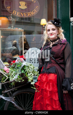 Gemma Fawcett, 19 beim größten britischen Goth & Alternative Wochenende. Whitby. Goths, Girls & Romantics und Macabre Fans reisten über die Moors für das Whitby Goth Wochenende. Neben Goths gibt es Punks, Steampunks, Emos, Biker, Die Halloween Special wurde 1994 von Jo Hampshire gegründet und findet nun alle zwei Jahre im Frühjahr und Spätherbst statt. Stockfoto