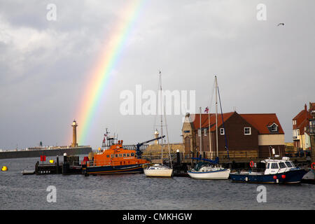 Whitby, Yorkshire, Großbritannien, 2. Oktober, 2013. Gewitterwolken und Regenbogen über dem Hafen von Großbritanniens größten Goth & Alternative Wochenende. Whitby. Stockfoto