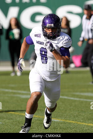 Portland, OR, USA. 2. November 2013. 2. November 2013: Running back Bo Bolen (8) der Weber State Wildcats sprintet als Lockvogel während der NCAA Football-Spiel zwischen der Weber State Wildcats und die Portland State Wikinger im Jeld-Wen-Stadion, Portland, OR Credit: Csm/Alamy Live-Nachrichten Stockfoto