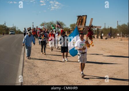 Tucson, Arizona, USA. 2. November 2013. Mehr als 100 Menschen gingen acht Meilen von Tucson, Arizona, Mission San Xavier del Bac, einer spanischen kolonialen Mission in einem El Dia de Los Muertos Prozession Erinnerung an Menschen, die starben, Überquerung der Wüste von Arizona zwischen Mexiko und den USA Nach der Menschenrechte Gruppe Derechos Humanos, 129 Stellen in Tucson Sektor von Okt. 2012 bis Juni 2013 gefunden. Seit dem Jahr 2000 mehr als 2.500 Stellen in der Wüste gefunden; viele davon sind nicht identifizierte. © Will Seberger/ZUMAPRESS. Stockfoto