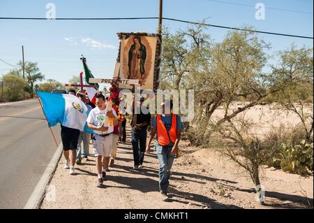 Tucson, Arizona, USA. 2. November 2013. Mehr als 100 Menschen gingen acht Meilen von Tucson, Arizona, Mission San Xavier del Bac, einer spanischen kolonialen Mission in einem El Dia de Los Muertos Prozession Erinnerung an Menschen, die starben, Überquerung der Wüste von Arizona zwischen Mexiko und den USA Nach der Menschenrechte Gruppe Derechos Humanos, 129 Stellen in Tucson Sektor von Okt. 2012 bis Juni 2013 gefunden. Seit dem Jahr 2000 mehr als 2.500 Stellen in der Wüste gefunden; viele davon sind nicht identifizierte. © Will Seberger/ZUMAPRESS. Stockfoto