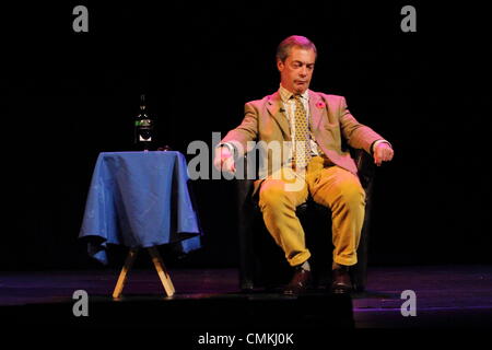Die UKIP Führer, Nigel Farage MEP auf der Bühne im Buxton Opera House während seiner UK-Theater-Tour 2013. Stockfoto