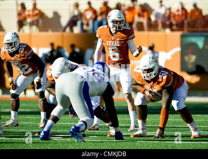 Austin, Texas, USA. 2. November 2013. 2. November 2013: Texas Quarterback Fall McCoy #06 in Aktion während der NCAA Football Spiel zwischen die Kansas Jayhawks an Darrell K Royal Texas Memorial Stadium Austin, TX. Bildnachweis: Csm/Alamy Live-Nachrichten Stockfoto