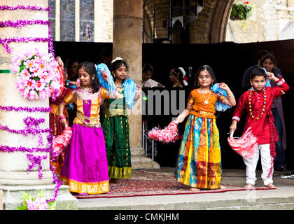 Kinder, die Teilnahme an einer Tanz-Routine auf dem Diwali Festival 2. November 2013 an der Guildhall, Domplatz, Peterborough, England Stockfoto