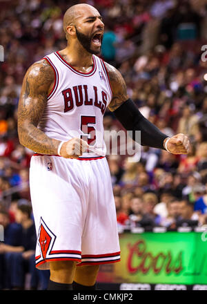 Philadelphia, Pennsylvania, USA. 2. November 2013. Chicago Bulls power Forward Carlos Boozer (5) während der NBA-Spiel zwischen den Chicago Bulls und die Philadelphia 76ers im Wells Fargo Center in Philadelphia, Pennsylvania reagiert. Christopher Szagola/Cal Sport Media/Alamy Live-Nachrichten Stockfoto