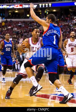 Philadelphia, Pennsylvania, USA. 2. November 2013. Chicago Bulls Point guard Derrick Rose (1) Laufwerke in den Korb mit Philadelphia 76ers Point Guard Michael Carter-Williams (1), die ihn bewachen, während das NBA-Spiel zwischen den Chicago Bulls und die Philadelphia 76ers im Wells Fargo Center in Philadelphia, Pennsylvania. Christopher Szagola/Cal Sport Media/Alamy Live-Nachrichten Stockfoto