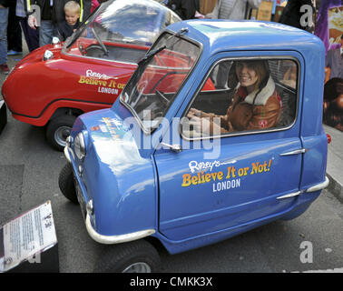 London, UK. 2. November 2013. Peel P50 (Vordergrund) und Trident (Hintergrund) drei Rad-Mikro-Autos auf der Regent Street Motor Show. Die Show ist ein Concours-Veranstaltung am Vortag der RAC London to Brighton Veteran Car Run statt. Bildnachweis: Michael Preston/Alamy Live-Nachrichten Stockfoto