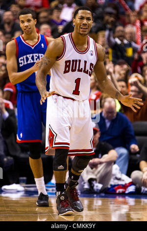 Philadelphia, Pennsylvania, USA. 2. November 2013. Chicago Bulls Point Guard Derrick Rose (1) reagiert auf die Änderung des Besitzes mit Philadelphia 76ers Point Guard Michael Carter-Williams (1) hinter ihm während der NBA-Spiel zwischen den Chicago Bulls und die Philadelphia 76ers im Wells Fargo Center in Philadelphia, Pennsylvania. Die 76ers gewinnen 107-104. Christopher Szagola/Cal Sport Media/Alamy Live-Nachrichten Stockfoto