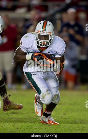 Tallahassee, Florida, USA. 2. November 2013. Miami Hurricanes laufen wieder Duke Johnson (8) läuft für Birdie im 2. Quartal der NCAA Football-Spiel zwischen den Miami Hurricanes und die Florida State Seminolen im Doak S. Campbell Stadium in Tallahassee, Florida. Bildnachweis: Csm/Alamy Live-Nachrichten Stockfoto