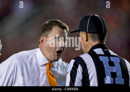 Tallahassee, Florida, USA. 2. November 2013. Miami Hurricanes Cheftrainer Al Golden argumentiert einen Anruf während des zweiten Quartals des NCAA Football-Spiel zwischen den Miami Hurricanes und die Florida State Seminolen im Doak S. Campbell Stadium in Tallahassee, Florida, USA. Bildnachweis: Csm/Alamy Live-Nachrichten Stockfoto