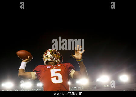 Tallahasee, Florida, USA. 2. November 2013. Florida State Seminolen Quarterback JAMEIS WINSTON (5) erwärmt sich vor dem Spiel zwischen Florida State Seminolen und der University of Miami Hurricanes Doak Campbell Stadium. Bildnachweis: Willen Vragovic/Tampa Bucht Times/ZUMAPRESS.com/Alamy Live-Nachrichten Stockfoto