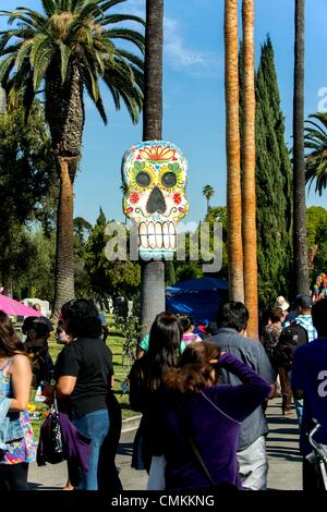 Los Angeles, Kalifornien, USA. 2. November 2013. Menschen besuchen den 14. jährlichen Dia de Los Muertos (Tag der Toten) Feier auf dem Hollywood Forever Cemetery. Die mexikanischen Festival ehrt Familienmitglieder und signifikante andere, die gestorben sind. Bildnachweis: Brian Cahn/ZUMAPRESS.com/Alamy Live-Nachrichten Stockfoto