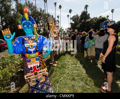 Los Angeles, Kalifornien, USA. 2. November 2013. Menschen Datei vorbei Kunstwerk am Eingang zu den 14. jährlichen Dia de Los Muertos (Tag der Toten) Feier auf dem Hollywood Forever Cemetery. Die mexikanischen Festival ehrt Familienmitglieder und signifikante andere, die gestorben sind. Bildnachweis: Brian Cahn/ZUMAPRESS.com/Alamy Live-Nachrichten Stockfoto