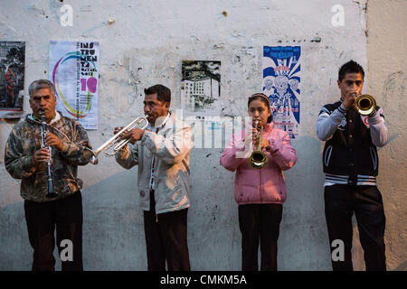 Eine Band spielt für eine Comparsas oder Parade im Laufe des Tages von den Dead Festival in Spanisch als D'a de Muertos am 2. November 2013 in Oaxaca, Mexiko bekannt. Stockfoto